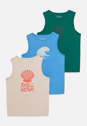 Trois débardeurs en coton sans manches : beige avec une coquille rouge, bleu avec une vague blanche, vert avec un graphisme d'arbre marron. Tous ont des encolures rondes.