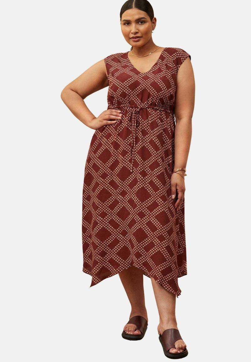 Vestito color bordeaux senza maniche, con scollatura a V e cordoncino regolabile in vita, caratterizzato da un motivo geometrico beige e un orlo asimmetrico.