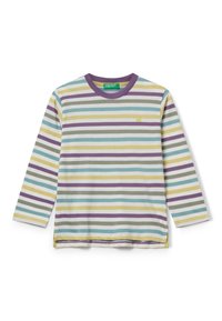 Camicia a maniche lunghe a righe con strisce orizzontali viola, gialle, verdi, blu e bianche, colletto viola e piccolo logo giallo sul petto.