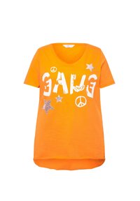 Orange bomulds T-shirt med v-hals, hvid tekst der står "GANG," samt glitrende sølvstjerner og fredssymboler som accentuerer designet.