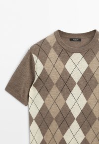 Short-sleeve sweater with beige, brown, and cream argyle pattern and round neckline, labeled Massimo Dutti.