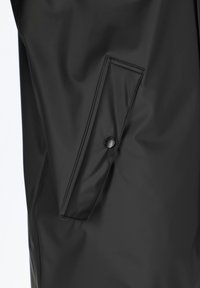 Schwarze wasserdichte Jacke mit glatter Textur, seitlicher Tasche und Druckknopfverschluss. Einfaches Design mit matter Oberfläche.