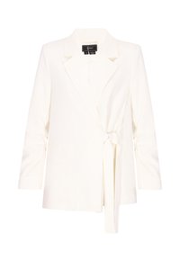 Fehér, hosszú ujjú blézer bemetszett gallérral, egy oldalzsebbel és derékon kötővel záródik.