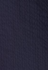 Tissu bleu marine foncé avec un motif texturé subtil et de légères ondulations verticales à travers la surface.