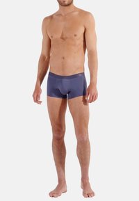 Boxer aderenti da uomo in un colore blu scuro uniforme, realizzati in un tessuto liscio e elastico, con una vita morbida e una vestibilità aderente.