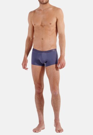 Boxer aderenti da uomo in un colore blu scuro uniforme, realizzati in un tessuto liscio e elastico, con una vita morbida e una vestibilità aderente.