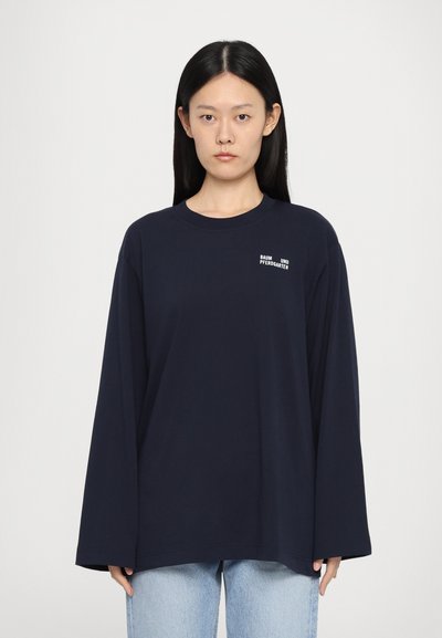 Tricou cu mânecă lungă de culoare bleumarin din jerseu de bumbac, cu guler rotund, având inscripția albă "BAUM UND PFERDGARTEN" pe piept.
