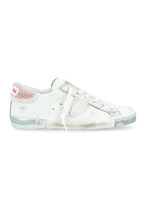 Sneakers bianche con accentuazioni argentate, colletto morbido e peloso di colore rosa chiaro, texture sovrapposte e suola in gomma opaca. Presentano lacci rotondi e dettaglio del logo.