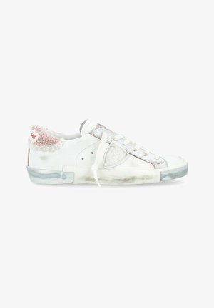 Sneakers bianche con accentuazioni argentate, colletto morbido e peloso di colore rosa chiaro, texture sovrapposte e suola in gomma opaca. Presentano lacci rotondi e dettaglio del logo.