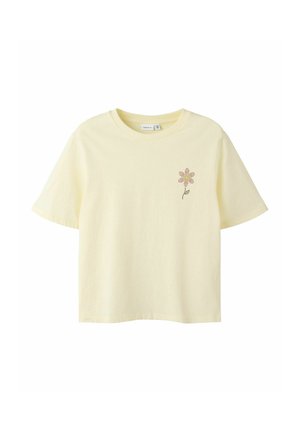 Lichtgele T-shirt met korte mouwen en een klein roze en groen bloemenmotief op de linkerborst.