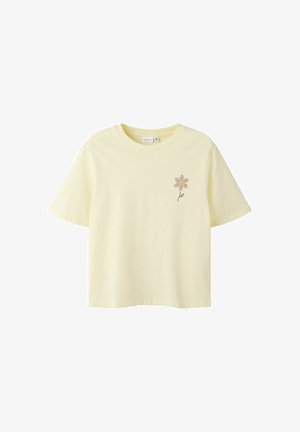 Lichtgele T-shirt met korte mouwen en een klein roze en groen bloemenmotief op de linkerborst.