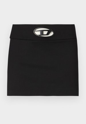Czarna mini spódnica z płaskim pasa. Posiada widoczną metalową klamrę z logo z przodu. Wykonana z gładkiego materiału bez widocznych wzorów.
