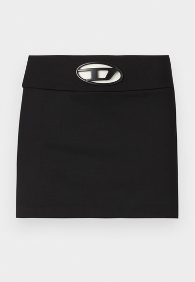 Mini-jupe noire avec une taille plate. Dotée d'une boucle logo métallique proéminente à l'avant. Fabriquée en tissu lisse sans motifs visibles.