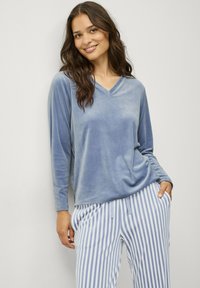 Lichtblauw V-hals langemouwen top van zachte stof, gecombineerd met gestreepte blauwe en witte pyjamabroek met een elastische tailleband.