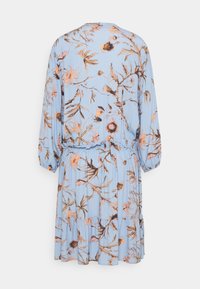 Modré květinové šaty s dlouhými nařasenými rukávy, elastickým pasem a vrstvenou sukní. Obsahují hnědé a broskvové květinové vzory po celém povrchu.