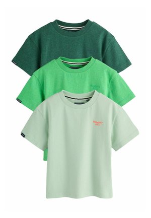 Tres camisetas de manga corta dobladas en verde oscuro, verde brillante y verde pálido, cada una con cuello redondo y pequeño logo en el pecho y la manga.