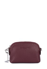 Borsa in pelle bordeaux con superficie testurizzata, chiusura con zip, hardware in tono argento e attacco a catena. Logo del marchio impresso sul davanti.