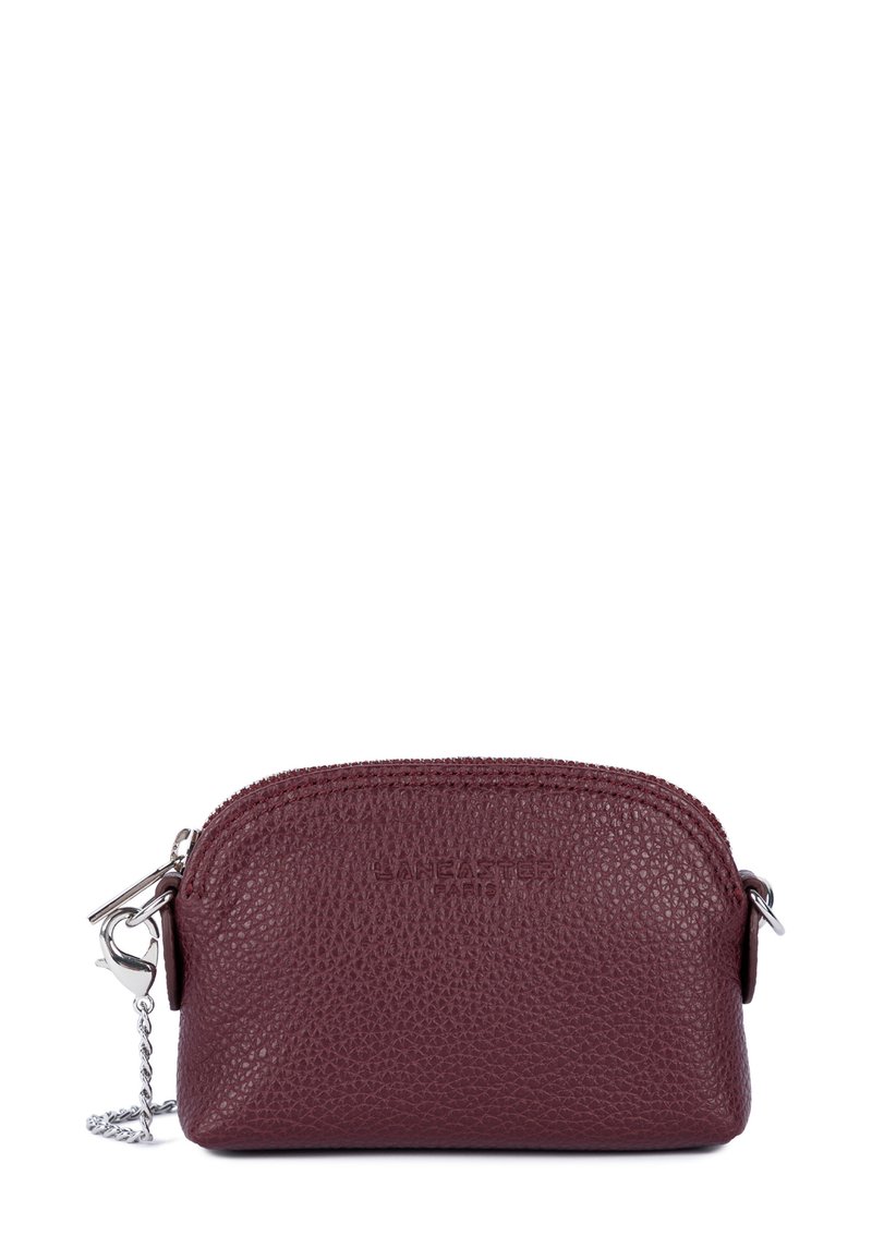 Borsa in pelle bordeaux con superficie testurizzata, chiusura con zip, hardware in tono argento e attacco a catena. Logo del marchio impresso sul davanti.