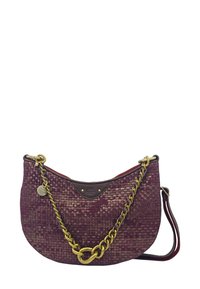 Sac à main en cuir tissé bordeaux avec des accents marron foncé, doté d'une chaîne épaisse en or et d'une surface texturée. Charm en forme de logo circulaire attaché.