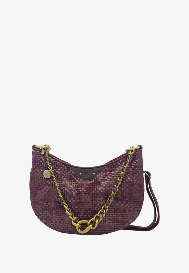 Sac à main en cuir tissé bordeaux avec des accents marron foncé, doté d'une chaîne épaisse en or et d'une surface texturée. Charm en forme de logo circulaire attaché.