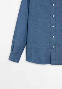 Blaue Leinen-Hemdbluse mit langen Ärmeln, klassischen Kragen, vorderem Knopfverschluss und Manschettendetails. Glatte Textur.