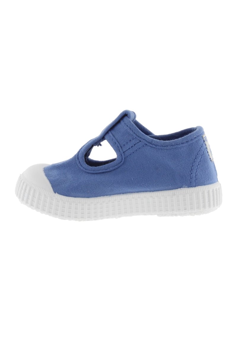 Scarpa in tela blu con puntale in gomma bianca e suola texturizzata. Presenta un design a ritaglio e un'asola per una facile calzata.