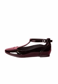 Zapato plano de charol burdeos con diseño de correa en T, puntera afilada y costuras decorativas a lo largo del borde, que cuenta con un pequeño cierre de hebilla.