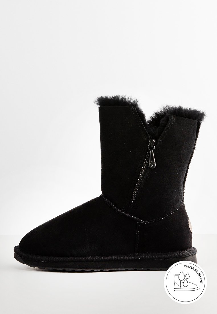 Bottines en suède noir avec une fermeture éclair, doublure en fausse fourrure douce et semelle en caoutchouc. Résistantes à l'eau avec un logo circulaire sur le côté.