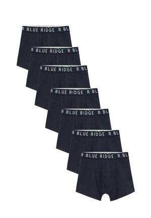 Sept paires de boxer bleu foncé avec des ceintures élastiques marquées "BLUE RIDGE" disposées en ligne diagonale sur fond blanc.