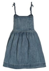 Abito in denim senza maniche con spalline annodate, vita arricciata e gonna svasata. Presenta un morbido colore blu e una texture liscia.