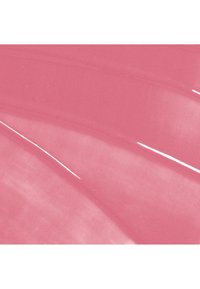 Étendue lisse et brillante de crème ou gel rose avec un léger brillant et des reflets lumineux à la surface.