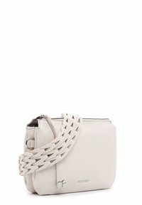 Biała skórzana torebka na ramię z szerokim plecionym paskiem, srebrnym suwakiem i małym metalowym logo z przodu, widok pod kątem na białym tle.