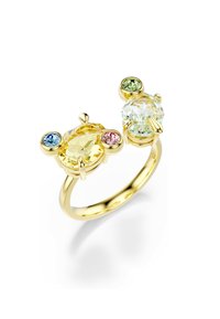 Anello d'oro con un grande gema gialla al centro, affiancata da piccole pietre blu, rosa e verdi, che riflettono la luce su uno sfondo bianco.