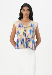 Buntes Kurzarmoberteil mit V-Ausschnitt, tailliertem Bund und Peplum-Stil. Verfügt über eine Bindeschleife vorne und ein Farbverlauf-Muster.