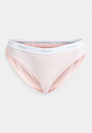 Rosa Baumwollbikini-Höschen mit weißem Bund, geprägt mit "HUGO." Glatte Textur und klassischer Schnitt mit minimalen Nähten.