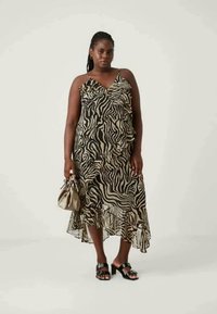 Juoda ir kreminė zebra rašto suknelė su raukinėliu, reguliuojamomis petnešėlėmis ir plačiu siluetu. Priedas - maža metalinė rankinė.