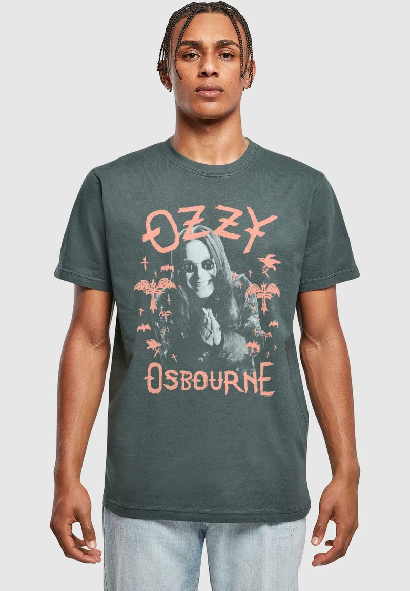 Mørkegrå bomulds t-shirt med et grafisk tryk af en musiker med solbriller, palmetræer og tekst i pink, der skaber en markant visuel kontrast.