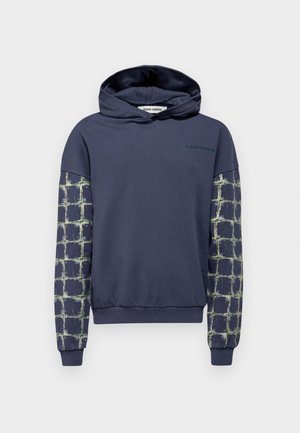 Sweatshirt bleu marine avec capuche, présentant un devant uni et des manches à motif en grille avec des accents verts. Tissu doux et texturé.