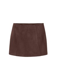 Mini-jupe en daim marron avec une texture lisse, présentant des détails de coutures frontales et une ceinture ajustée. Aucun fermoir ou poche visible.