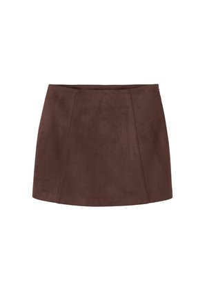 Mini-jupe en daim marron avec une texture lisse, présentant des détails de coutures frontales et une ceinture ajustée. Aucun fermoir ou poche visible.