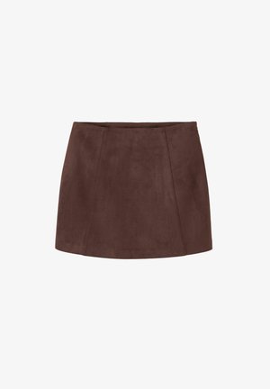 Mini-jupe en daim marron avec une texture lisse, présentant des détails de coutures frontales et une ceinture ajustée. Aucun fermoir ou poche visible.