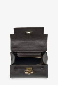 Czarna skórzana torebka w ciemnym odcieniu, o wyraźnej strukturze, z teksturowaną powierzchnią i złotym zapięciem. Wnętrze zawiera kieszenie na suwak oraz kieszenie wsuwane.