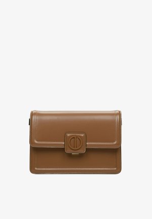 Braune Lederhandtasche mit einem Klappenverschluss und geprägtem, rundem Logo. Sie besticht durch klare Linien, minimales Zubehör und eine glatte Textur.