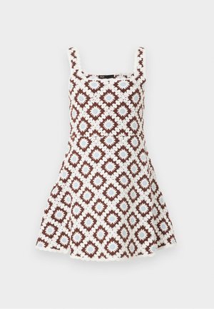 Varrukateta minikleidi ruudukujulise kaelusega, millel on pruun, valge ja helesinine geomeetriline heegeldatud muster ning lõhikumisega seelik.