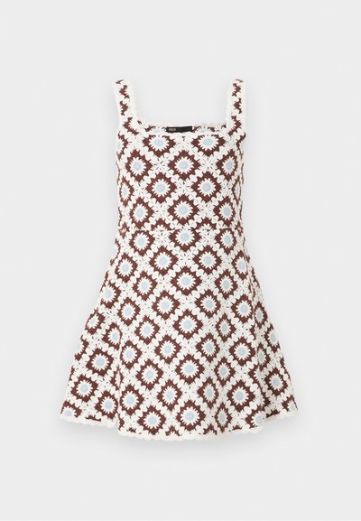 Μίνι φόρεμα χωρίς μανίκια με τετράγωνο ντεκολτέ, με καφέ, λευκό και ανοιχτό μπλε γεωμετρικό πλεκτό σχέδιο και φαρδύ μακρύ σκέρτσο.