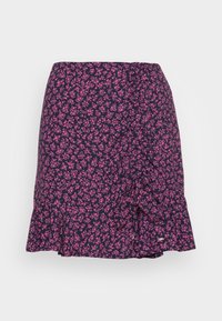 Jupe marine avec un petit motif floral rose, ourlet volants et design enveloppant ; fabriquée en tissu léger, idéale pour les temps chauds.