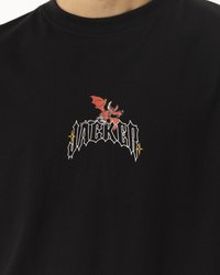 Sort bomulds t-shirt med et rødt og sort grafisk design med en djævlekarakter og ordet "JACKER" i stiliseret hvid skrift.