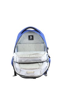 La mochila azul tiene un exterior liso, un interior gris con un patrón, dos compartimentos frontales y un asa superior para un fácil transporte.