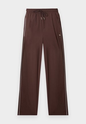 Pantaloni sport maro cu talie elastică, șnur de strângere, buzunare laterale, dungi albe pe laterale și logo mic Puma pe coapsa dreaptă.