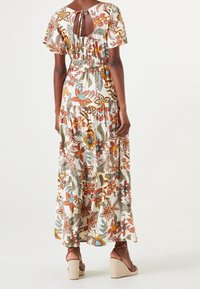 Maxikleid mit floralem Druck in Orange, Blau und Grün auf einem cremefarbenen Hintergrund. Verfügt über kurze Ärmel, einen gerafften Taillenbereich und einen Schlüsselloch-Ausschnitt im Rücken.